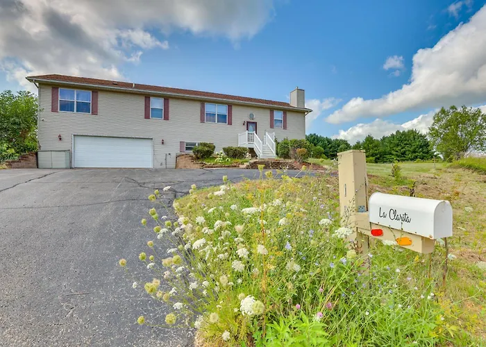 Chic Escape W/ Fire Pit! Holiday home Apple River