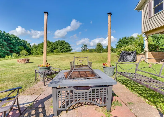 Holiday home Chic Escape W/ Fire Pit!