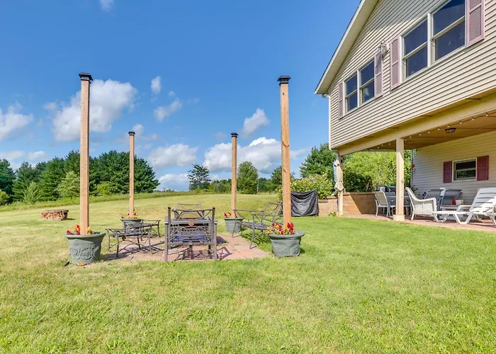 Chic Escape W/ Fire Pit! Holiday home Apple River