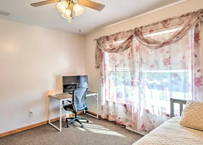Chic Escape W/ Fire Pit! Holiday home Apple River